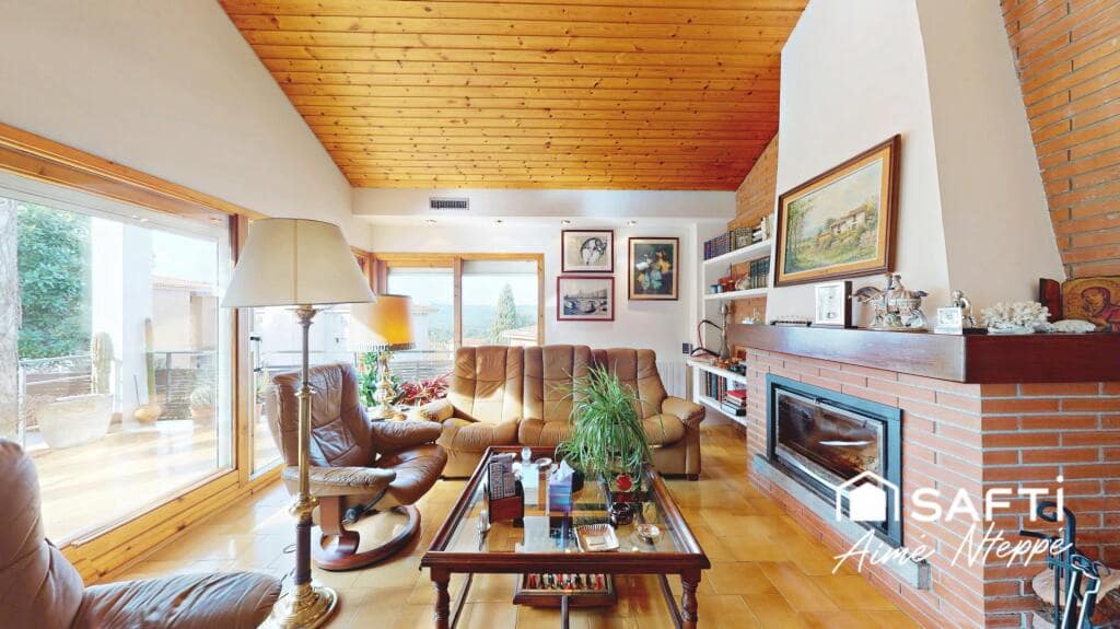 4 bedroom Villa for sale in Girona city with pool garage - € 630,000 (Ref: 9422235)