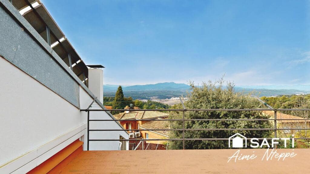 4 bedroom Villa for sale in Girona city with pool garage - € 630,000 (Ref: 9422235)