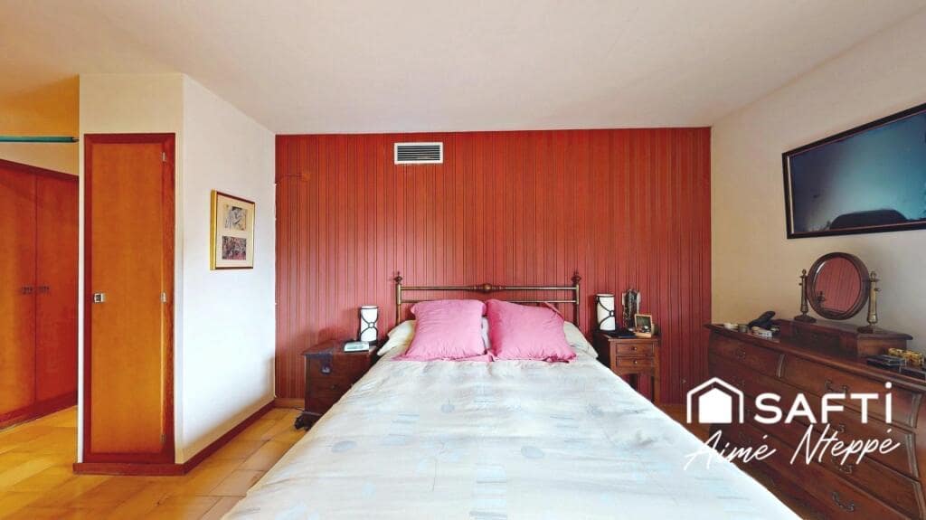 4 bedroom Villa for sale in Girona city with pool garage - € 630,000 (Ref: 9422235)