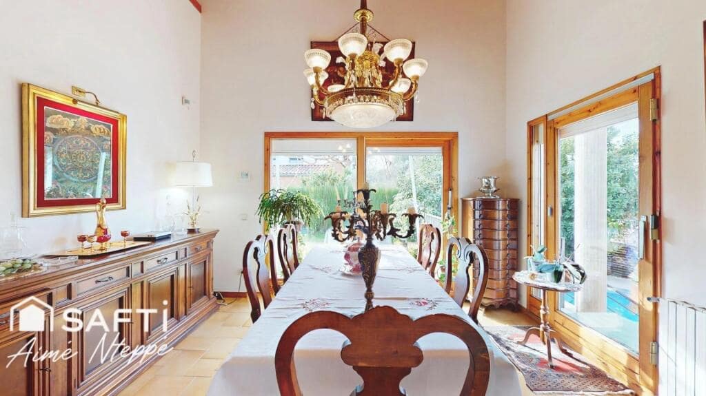 4 bedroom Villa for sale in Girona city with pool garage - € 630,000 (Ref: 9422235)