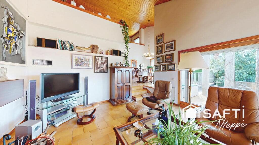 4 bedroom Villa for sale in Girona city with pool garage - € 630,000 (Ref: 9422235)