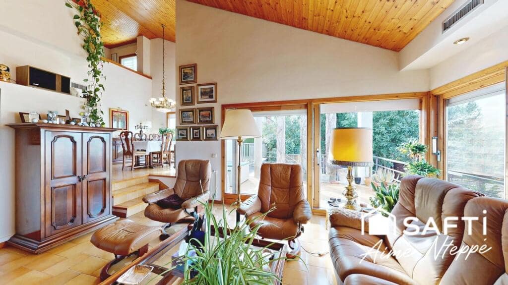 4 bedroom Villa for sale in Girona city with pool garage - € 630,000 (Ref: 9422235)