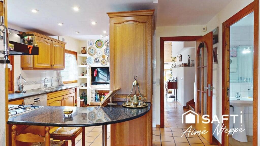 4 bedroom Villa for sale in Girona city with pool garage - € 630,000 (Ref: 9422235)
