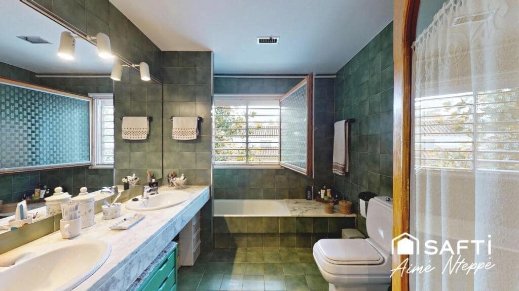 4 bedroom Villa for sale in Girona city with pool garage - € 630,000 (Ref: 9422235)