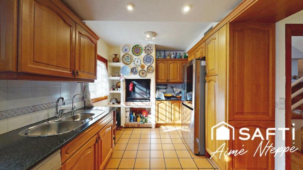 4 bedroom Villa for sale in Girona city with pool garage - € 630,000 (Ref: 9422235)