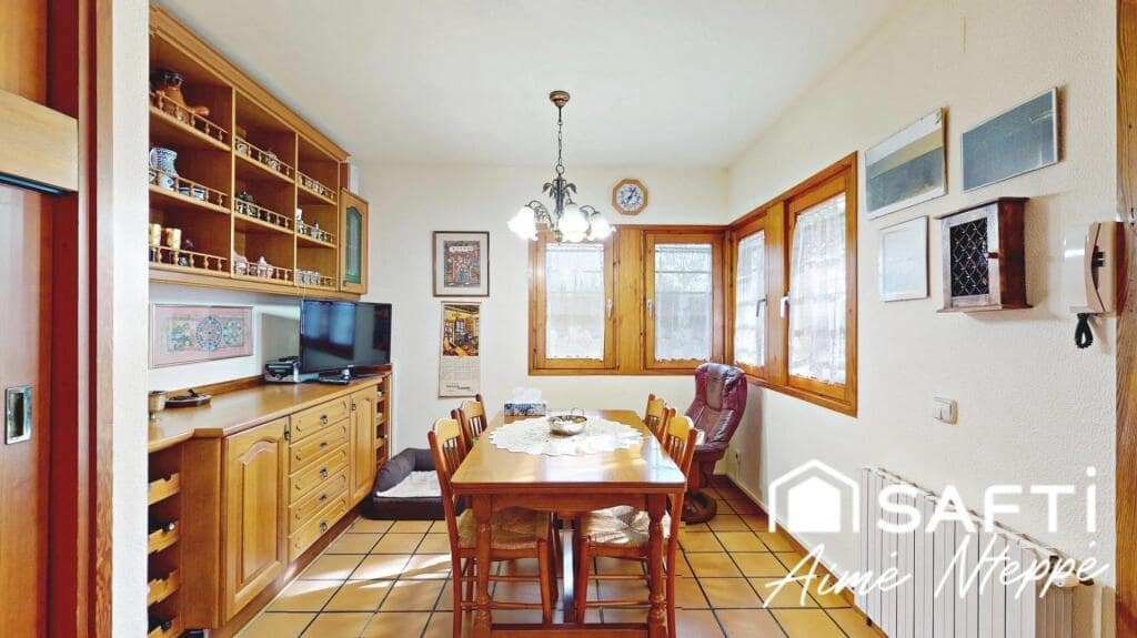 4 bedroom Villa for sale in Girona city with pool garage - € 630,000 (Ref: 9422235)