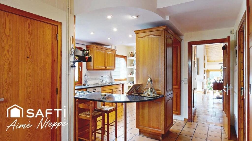 4 bedroom Villa for sale in Girona city with pool garage - € 630,000 (Ref: 9422235)