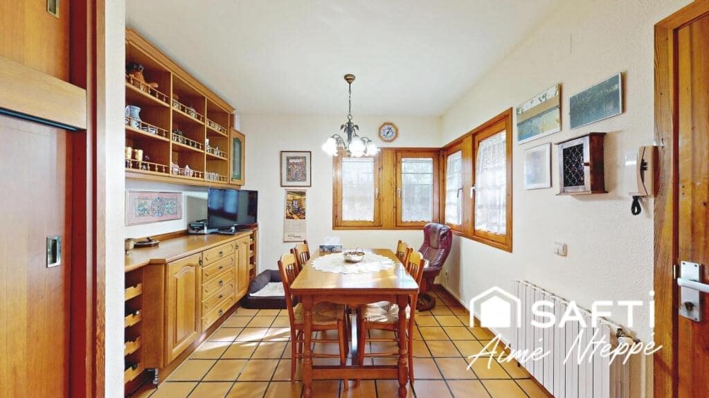 4 bedroom Villa for sale in Girona city with pool garage - € 630,000 (Ref: 9422235)