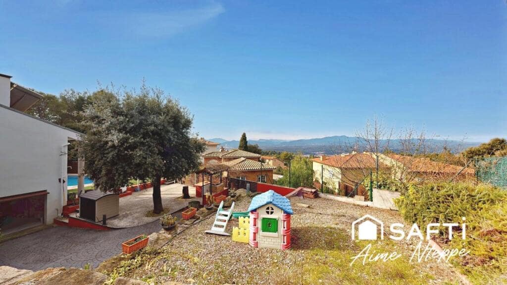 4 bedroom Villa for sale in Girona city with pool garage - € 630,000 (Ref: 9422235)