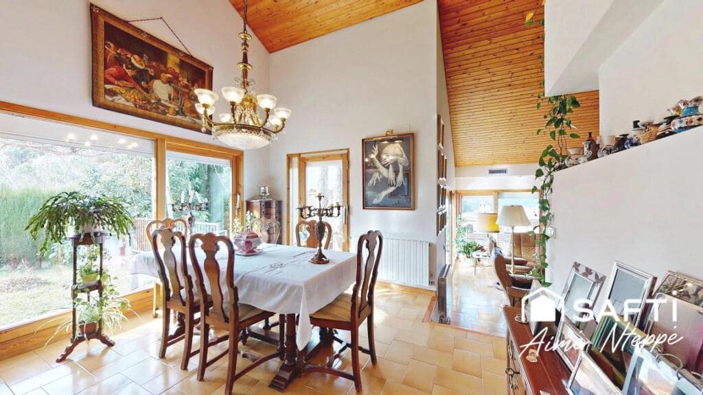 4 bedroom Villa for sale in Girona city with pool garage - € 630,000 (Ref: 9422235)