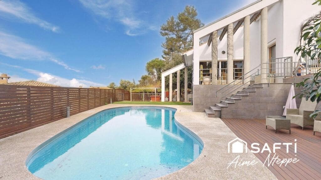4 bedroom Villa for sale in Girona city with pool garage - € 630,000 (Ref: 9422235)
