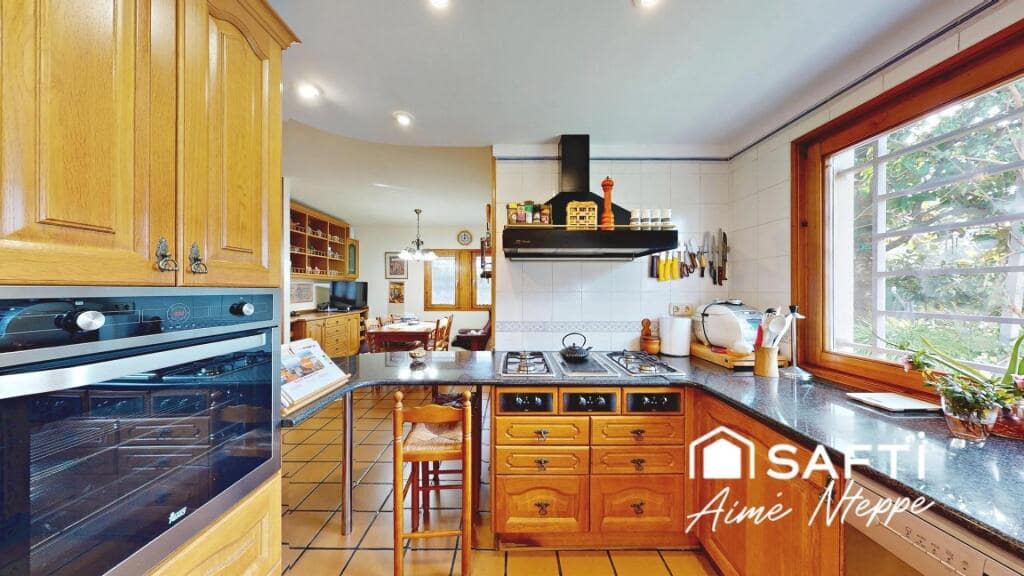 4 bedroom Villa for sale in Girona city with pool garage - € 630,000 (Ref: 9422235)