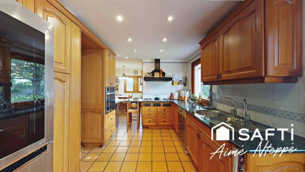 4 bedroom Villa for sale in Girona city with pool garage - € 630,000 (Ref: 9422235)