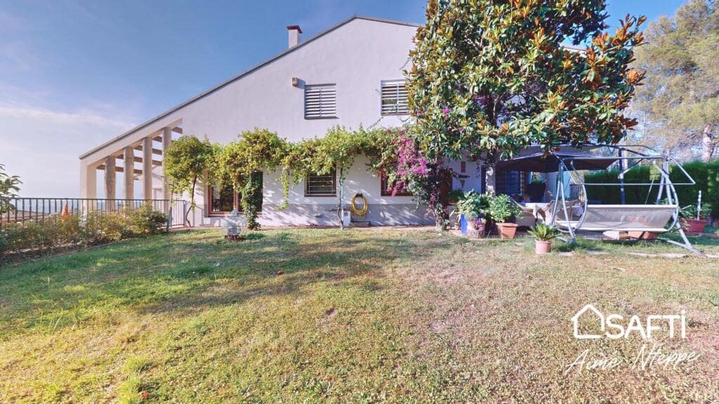 4 bedroom Villa for sale in Girona city with pool garage - € 630,000 (Ref: 9422235)