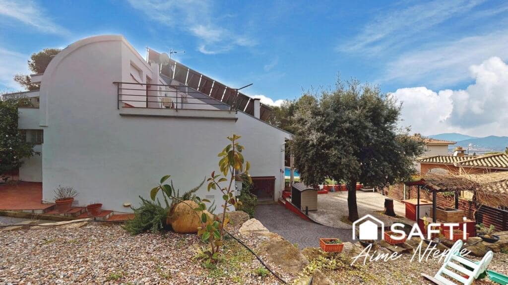 4 bedroom Villa for sale in Girona city with pool garage - € 630,000 (Ref: 9422235)