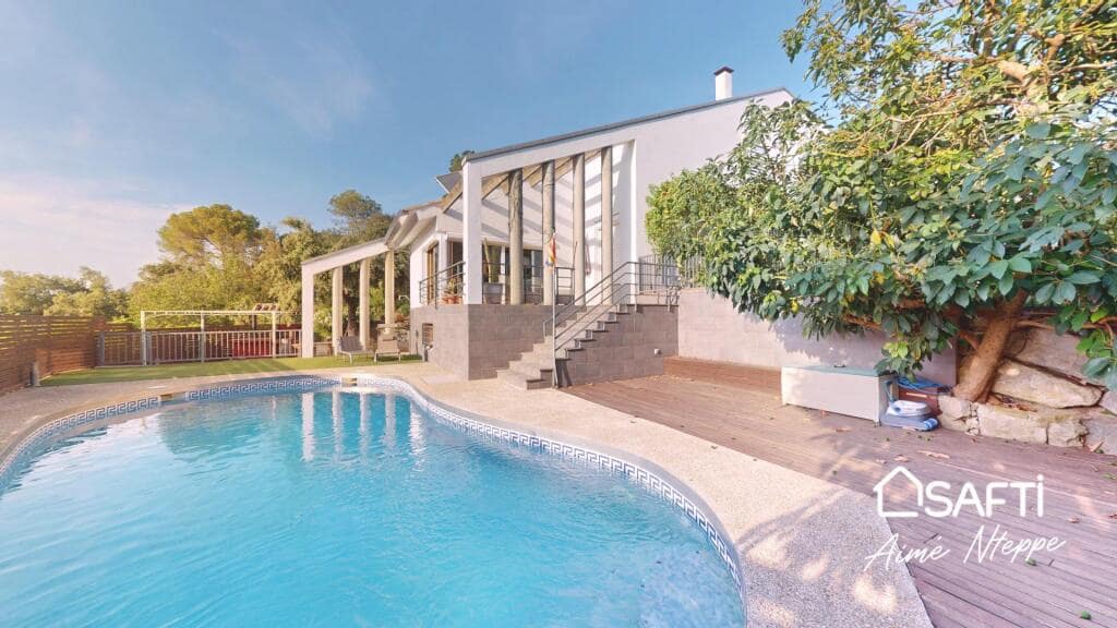 4 bedroom Villa for sale in Girona city with pool garage - € 630,000 (Ref: 9422235)