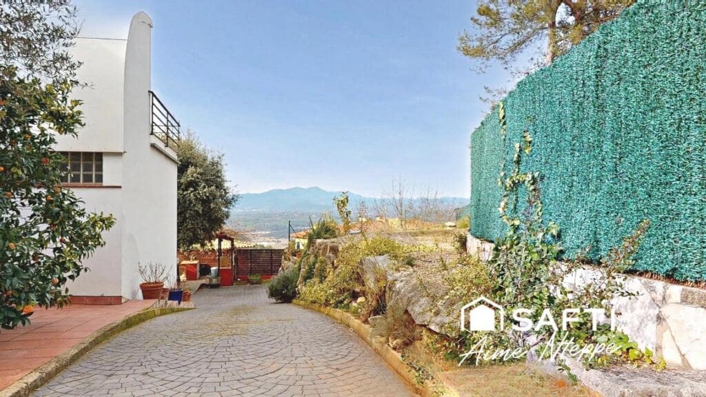 4 bedroom Villa for sale in Girona city with pool garage - € 630,000 (Ref: 9422235)