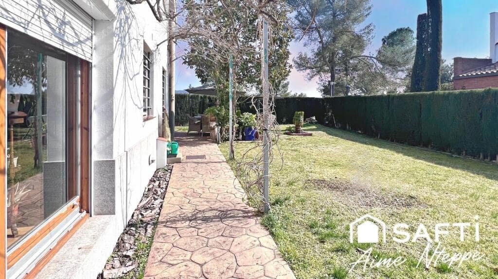 4 bedroom Villa for sale in Girona city with pool garage - € 630,000 (Ref: 9422235)