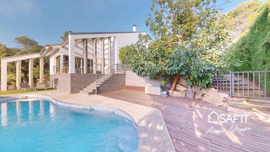 4 bedroom Villa for sale in Girona city with pool garage - € 630,000 (Ref: 9422235)