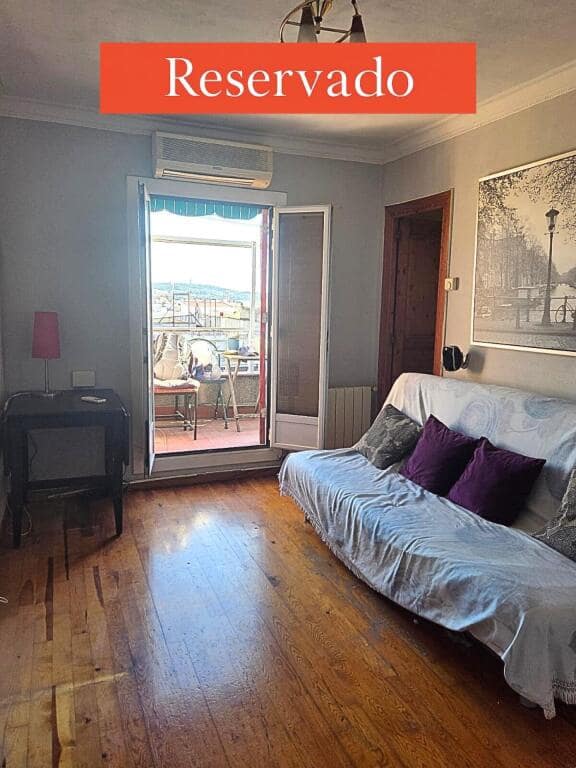 2 bedroom Penthouse for sale in L'Hospitalet de Llobregat - € 136,000 (Ref: 9422238)