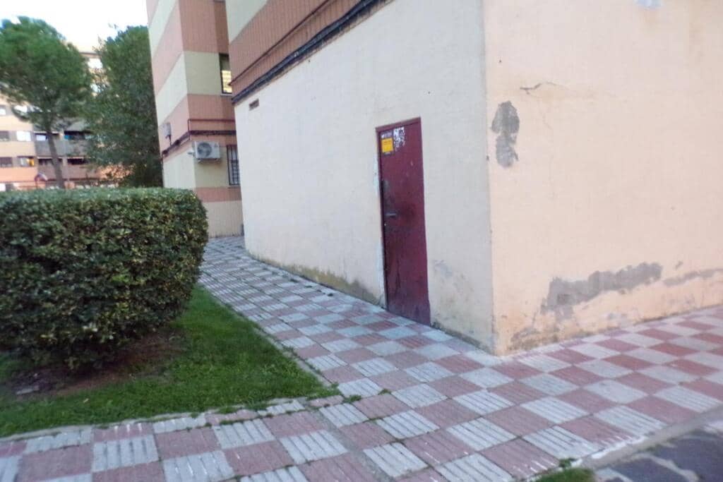 Komercyjne na sprzedaż w Ciempozuelos - 180 000 € (Ref: 9422239)