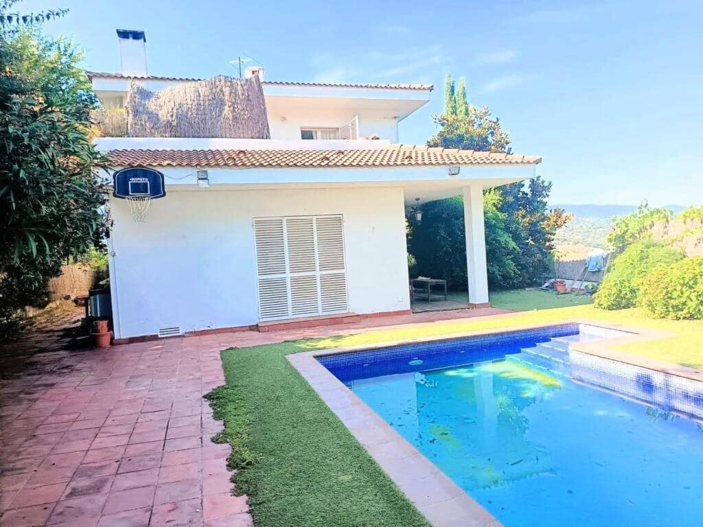 5 bedroom Villa for sale in Sant Cebria de Vallalta with pool garage - € 430,000 (Ref: 9427072)