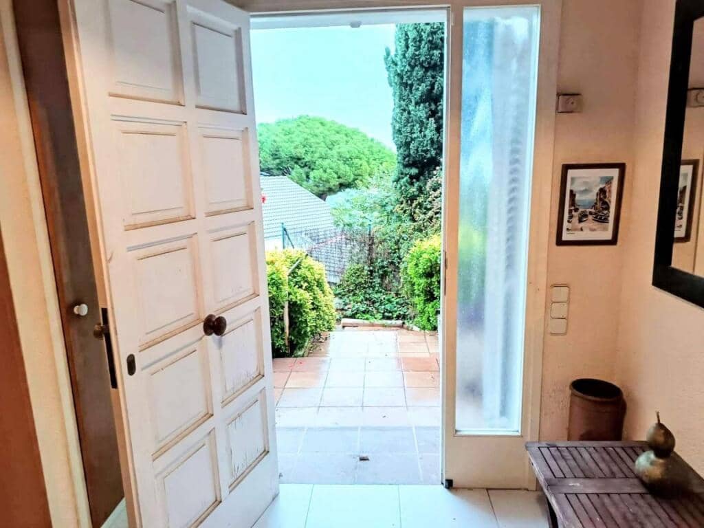 5 bedroom Villa for sale in Sant Cebria de Vallalta with pool garage - € 430,000 (Ref: 9427072)