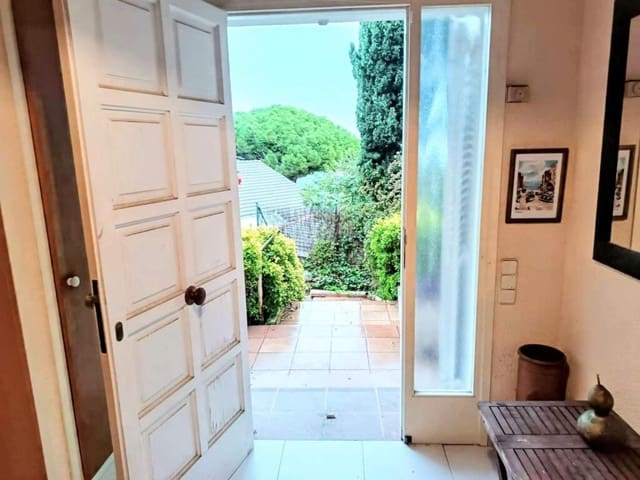 5 bedroom Villa for sale in Sant Cebrià de Vallalta with pool garage - € 430,000 (Ref: 9427072)