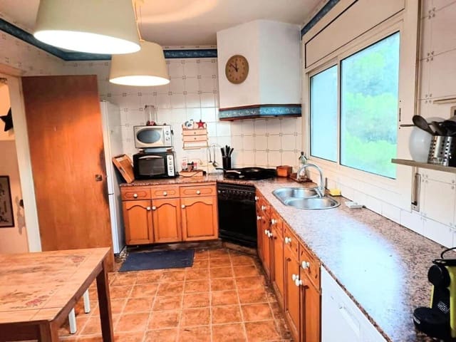 5 bedroom Villa for sale in Sant Cebrià de Vallalta with pool garage - € 430,000 (Ref: 9427072)