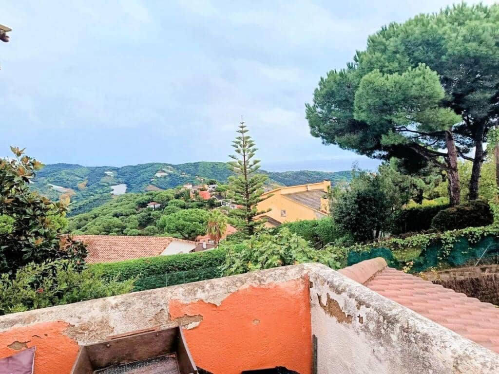 5 bedroom Villa for sale in Sant Cebria de Vallalta with pool garage - € 430,000 (Ref: 9427072)