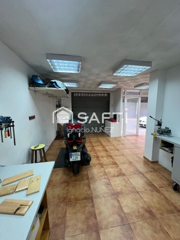 Kommersiell til salgs i Pineda de Mar med garasje - € 120 000 (Ref: 9431318)