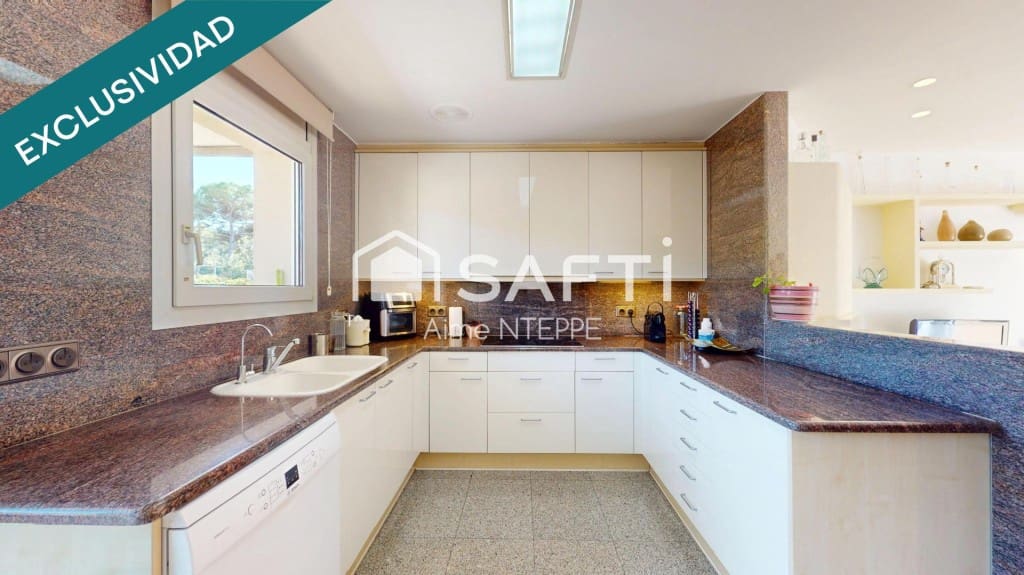 5 soverom Villa til salgs i Girona by med svømmebasseng garasje - € 630 000 (Ref: 9433294)