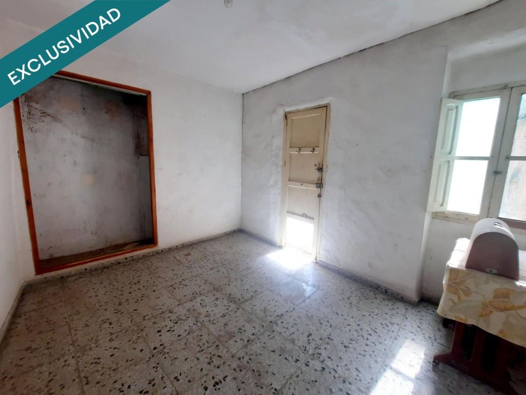 6 bedroom Villa for sale in Sagunto / Sagunt with garage - € 56,000 (Ref: 9439963)