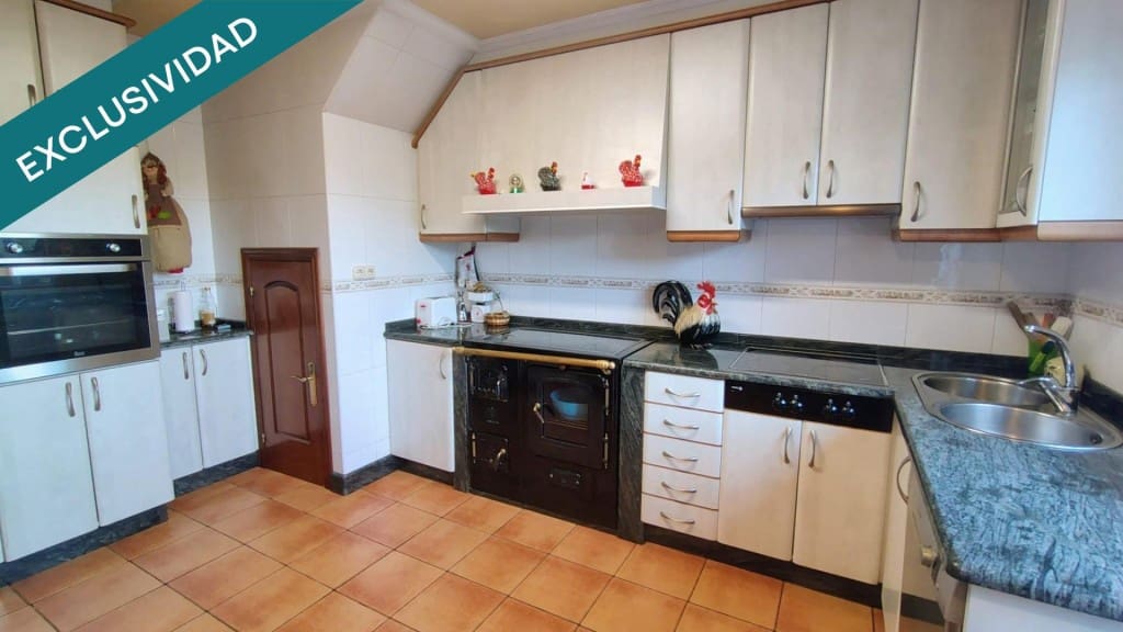 4 sovrum Villa till salu i Santiago de Compostela - 330 000 € (Ref: 9439965)