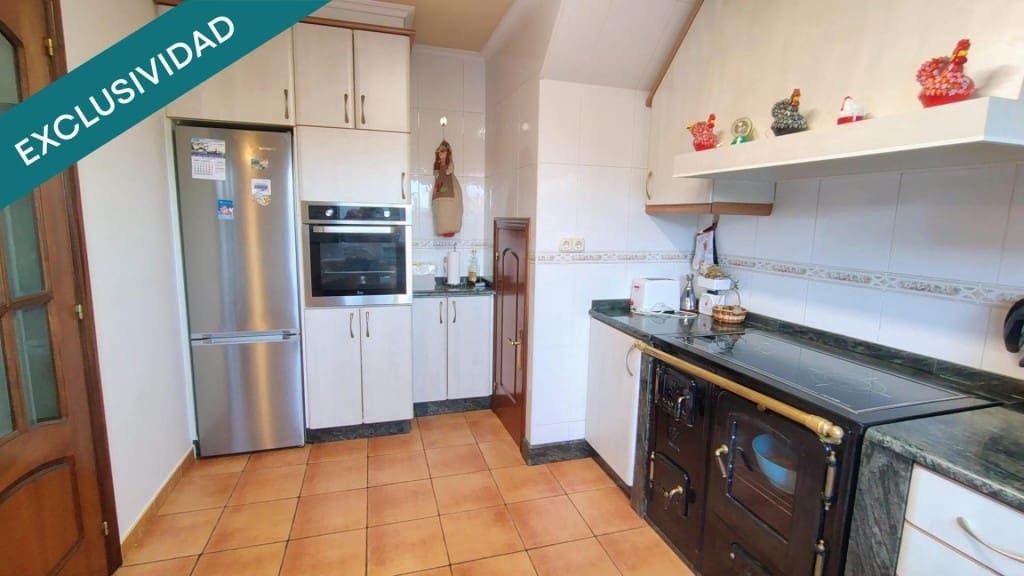 4 sovrum Villa till salu i Santiago de Compostela - 330 000 € (Ref: 9439965)