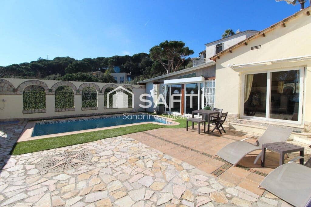 5 bedroom Villa for sale in Lloret de Mar with pool - € 449,000 (Ref: 9439967)