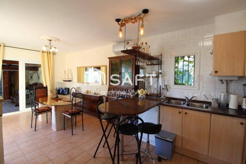 5 bedroom Villa for sale in Lloret de Mar with pool - € 449,000 (Ref: 9439967)