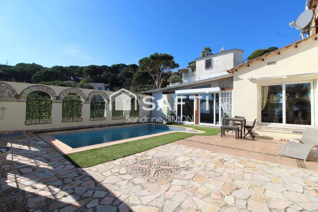 5 bedroom Villa for sale in Lloret de Mar with pool - € 449,000 (Ref: 9439967)