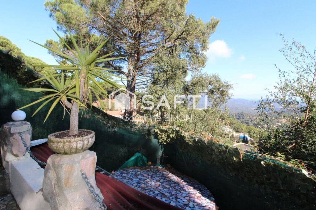 5 bedroom Villa for sale in Lloret de Mar with pool - € 449,000 (Ref: 9439967)