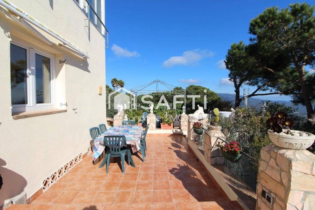 5 bedroom Villa for sale in Lloret de Mar with pool - € 449,000 (Ref: 9439967)