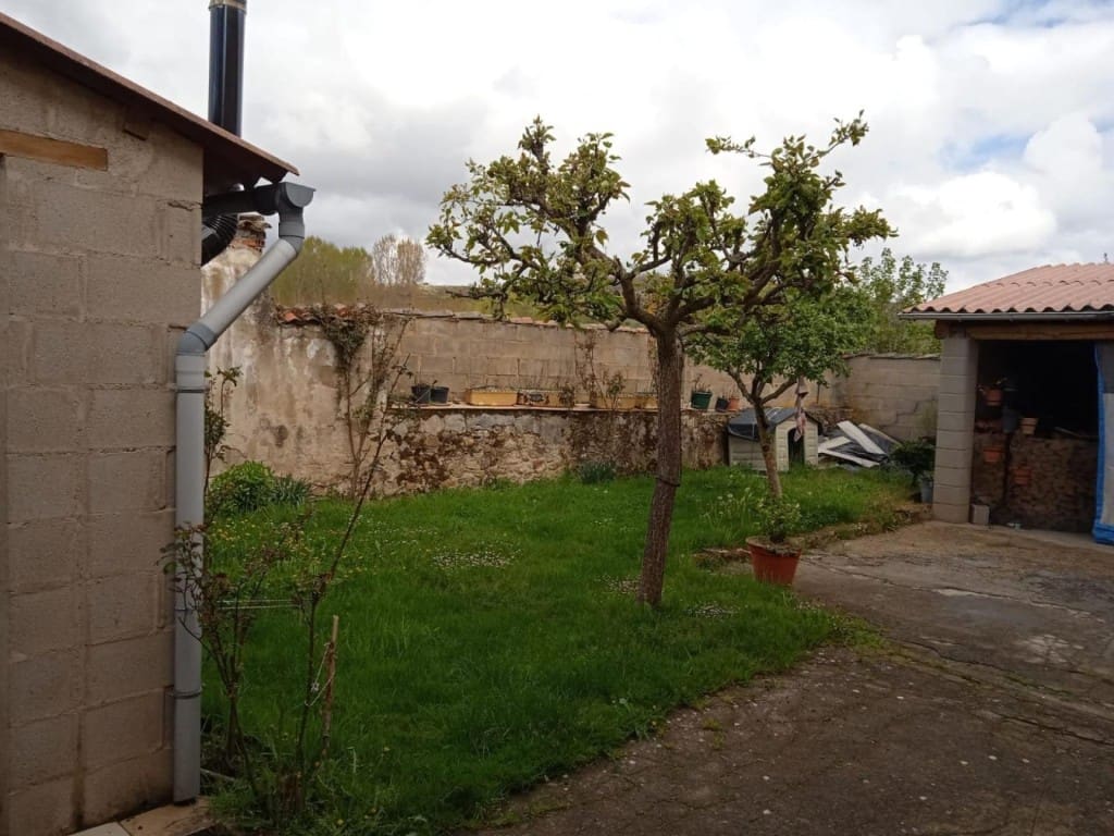 5 bedroom Villa for sale in Santa Maria de Ordas - € 71,000 (Ref: 9439972)