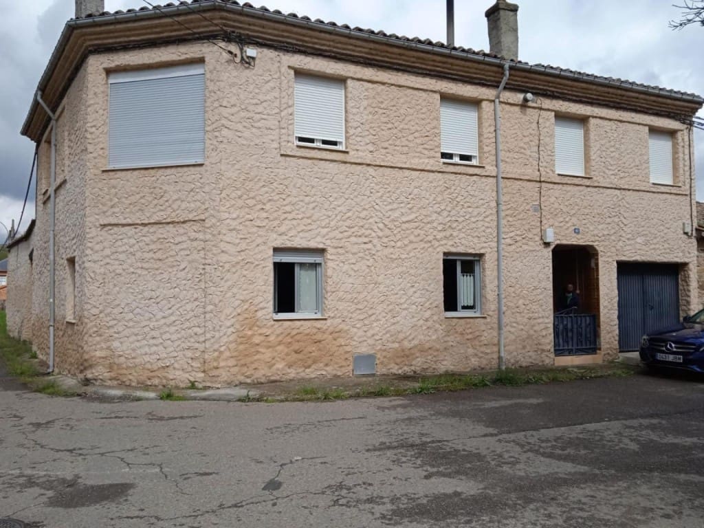 5 bedroom Villa for sale in Santa Maria de Ordas - € 71,000 (Ref: 9439972)