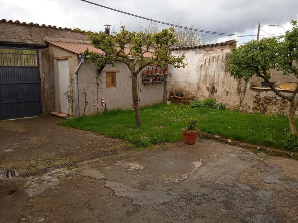 5 bedroom Villa for sale in Santa Maria de Ordas - € 71,000 (Ref: 9439972)