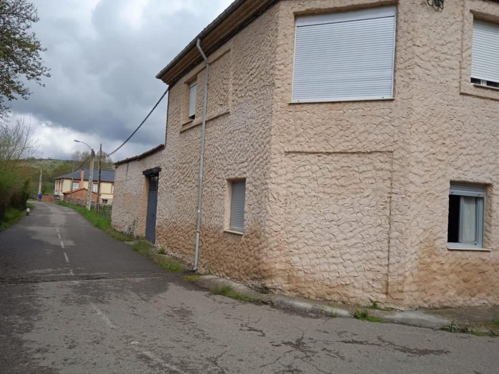 5 bedroom Villa for sale in Santa Maria de Ordas - € 71,000 (Ref: 9439972)