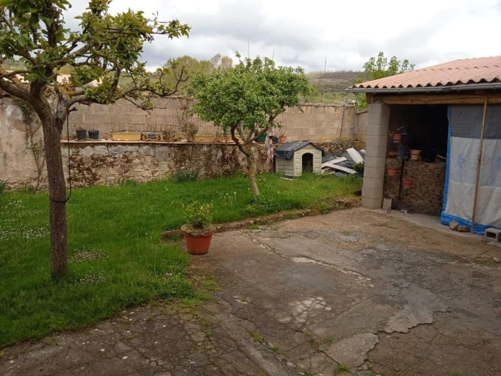 5 bedroom Villa for sale in Santa Maria de Ordas - € 71,000 (Ref: 9439972)