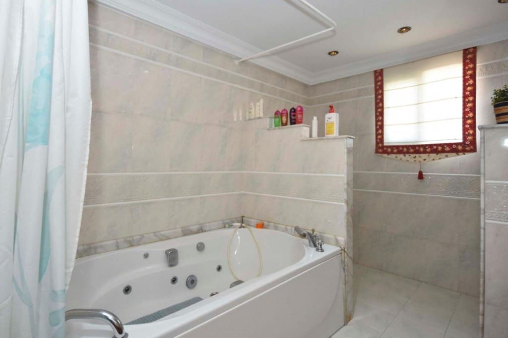 7 makuuhuone Huvila myytävänä paikassa Callosa de Segura mukana uima-altaan 
autotalli - 530 000 € (Ref: 9446208)