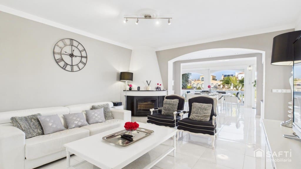 3 sypialnia Willa na sprzedaż w Empuriabrava z basenem garażem - 890 000 € (Ref: 9446211)