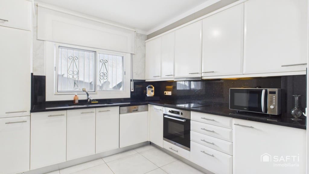 3 sypialnia Willa na sprzedaż w Empuriabrava z basenem garażem - 890 000 € (Ref: 9446211)