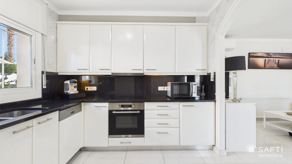 3 sypialnia Willa na sprzedaż w Empuriabrava z basenem garażem - 890 000 € (Ref: 9446211)