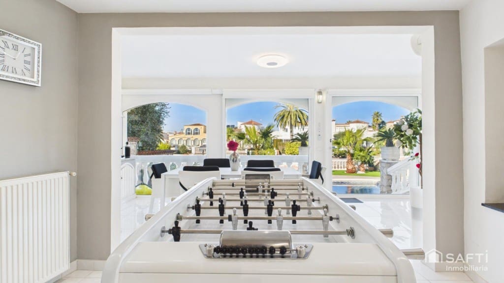 3 sypialnia Willa na sprzedaż w Empuriabrava z basenem garażem - 890 000 € (Ref: 9446211)